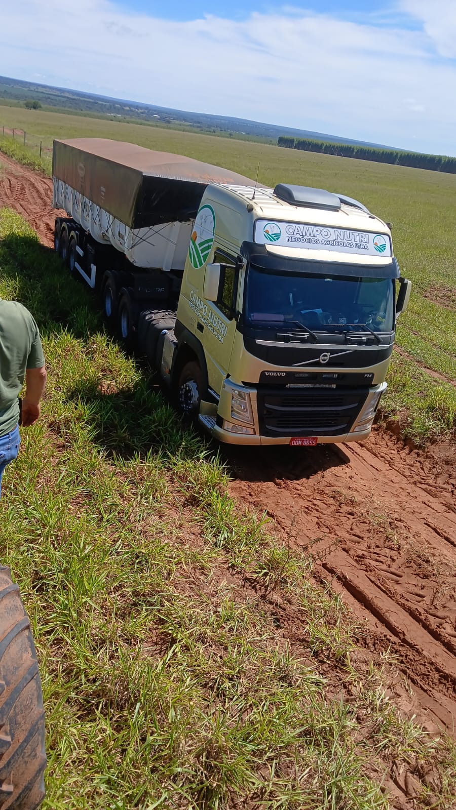 Caminhão da Campo Nutri chegando a uma propriedade rural