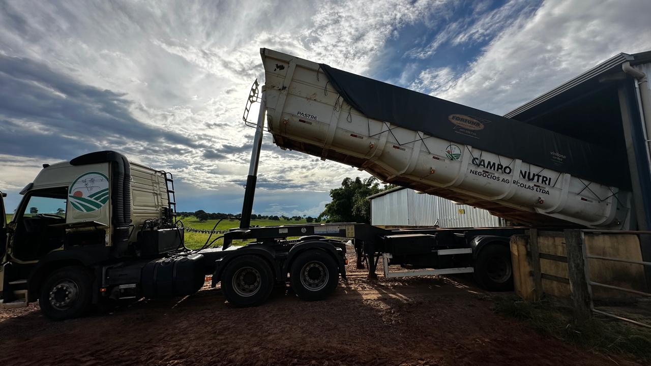 Caminhão da Campo Nutri descarregando insumos em uma propriedade rural